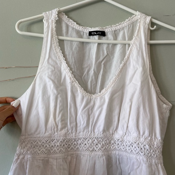 White tiered mini summer dress with lace detailing - Picture 4 of 5